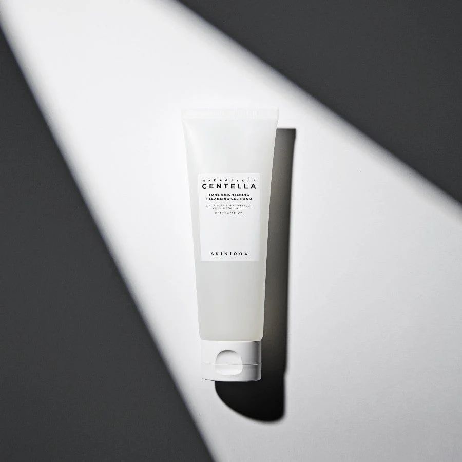 Купити Очищаюча гель-пінка для вирівнювання тону SKIN1004 Madagascar Centella Tone Brightening Cleansing Gel Foam на LovelyBunny.com.ua