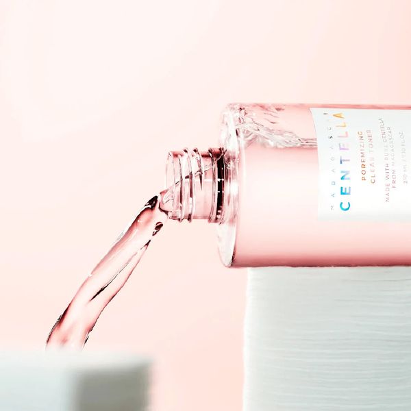 Купити Тонер для звуження пор та контролю жирності шкіри SKIN1004 Madagascar Centella Poremizing Clear Toner на LovelyBunny.com.ua